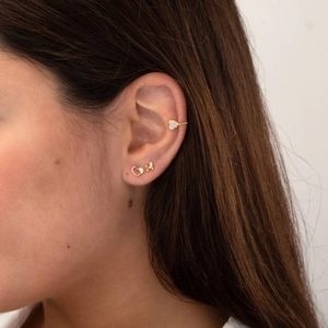Vue détaillée du kit de manchette d'oreille cœur et clous papillon sur le mannequin