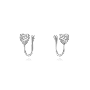 Détail de clips d'oreilles cœur argentés avec micro-pavé de zircone sur fond blanc