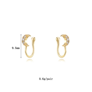 Paire de bagues d'oreille lune dorées serties de zircons et bords perlés fins