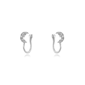 Détail de clips d'oreilles en U argentés avec croissant de lune orné de zircons brillants