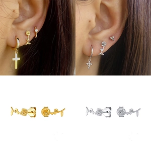 Detalle de pendientes de rosa en plata S925 con sello de calidad y diseño elegante