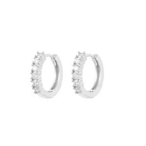 Dettaglio di orecchini a cerchio in argento S925 con scintillanti zirconi cubici