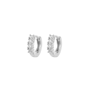 Dettaglio orecchini huggie in argento con cinque zirconi incastonati a griffe lucidi