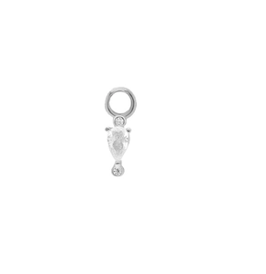 Nahaufnahme von Tropfenanhänger mit Zirkonia-Stein und Silber-Finish für Ohrringe