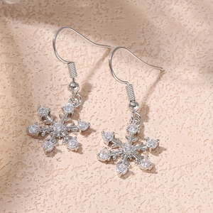 Klassische Schneeflocken-Ohrhänger in Silber mit Mikro-Zirkonia-Besatz für Damen