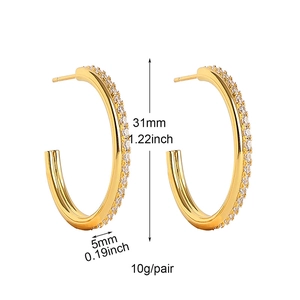 Gouden C-vormige oorringen met kristallen, maat 31 mm weergegeven op een witte achtergrond