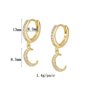 Vue détaillée des boucles d'oreilles lune dorées avec zircon et dimensions exactes