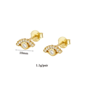 Gros plan des boucles d'oreilles Evil Eye dorées avec poinçon S925 et zircons blancs