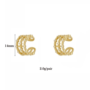 Détail de boucles d'oreilles 14mm plaquées or à trois rangées de zircons, poids 2,0g