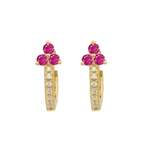 Détail de boucles d'oreilles créoles dorées avec pierres rubis et pavé de zircons blancs