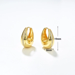 Gouden druppelvormige oorringen met zirkonia steentjes van 19mm bij 8mm groot
