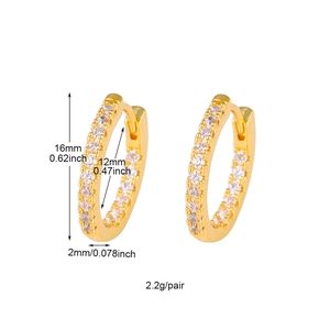 Détails des boucles d'oreilles huggie 16mm dorées avec dimensions et zircone cubique