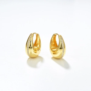 Elegante goudkleurige druppelvormige oorringen met dubbele rij zirkonia steentjes