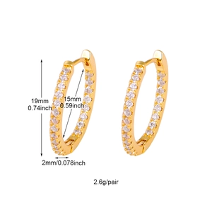 Vue détaillée des boucles d'oreilles dorées de 19 mm avec dimensions et pavage en zircone