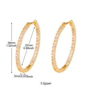 Détail macro de créoles de luxe en or avec pavé de zircons blancs et diamètre de 26 mm