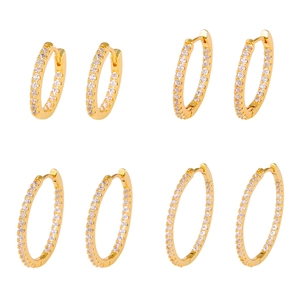 Lot de quatre créoles de luxe plaquées or avec des pierres de zircone cubique blanches