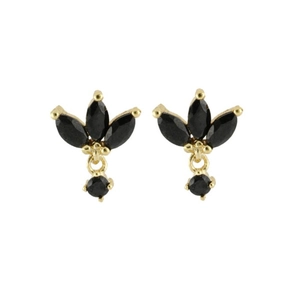 Gros plan de boucles d'oreilles vintage en or avec pierres marquises noires et pendentifs