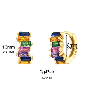 Boucles d'oreilles créoles dorées avec zircons arc-en-ciel et dimensions de 13mm