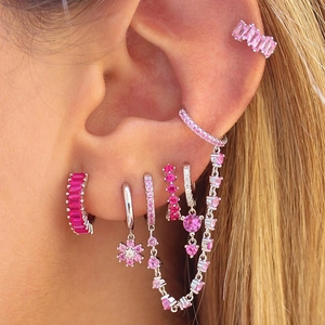 Luxe roze zirkoon oorbellen set met bloemhangers en een manchetketting in zilveren afwerking