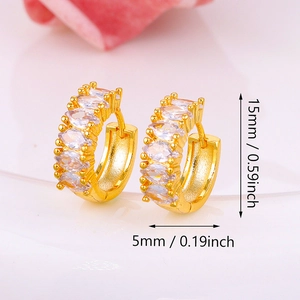 Detailweergave van gouden oorringen met marquise-geslepen zirkoon steentjes van 15mm