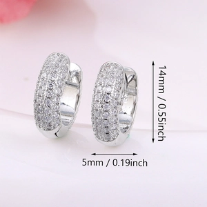 Zilveren huggie hoop oorbellen met pavé zirkonia, 14 mm diameter en 5 mm breed