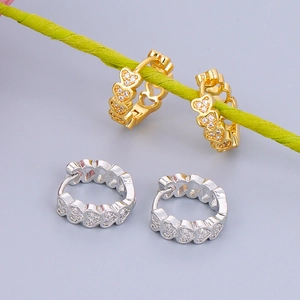 Boucles d'oreilles huggies en forme de cœur avec cristaux de zircon en or et argent