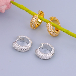 Luxe brede oorringen met micro-pave zirkonia in goudkleurige en zilveren afwerking