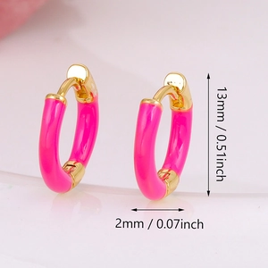 Levendige roze emaille oorringen met 24k goudlaag en 13mm buitendiameter