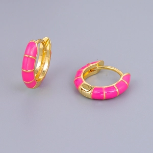 Dettaglio ravvicinato di orecchini a cerchio in smalto rosa e oro stile bambù