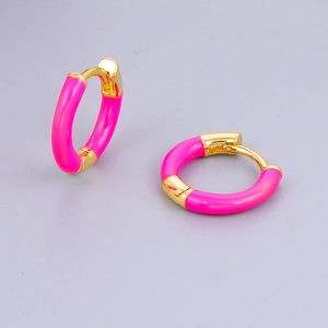 Gepolijste 24k vergulde emaille creolen in levendig roze voor een minimalistische stijl