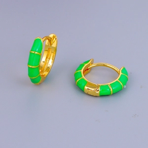 Orecchini a cerchio dorati con smalto verde brillante e design con trama a bambù
