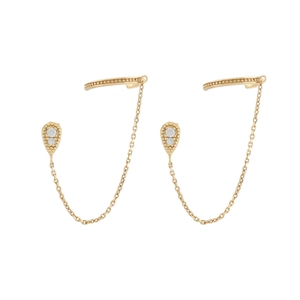 Gouden ear cuff oorbellen met druppelvormige steker en zirkonia op witte achtergrond