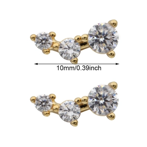 Detail van 10mm gouden C-oorbellen met drie aflopende ronde zirkonia steentjes