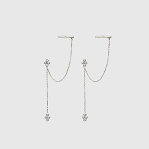 Detail van zilveren ketting oormanchetten met micro-gezette zirkoon bloemaccenten