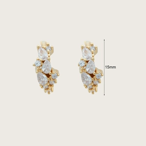 Vergulde kwastjes oorbellen met zirkonia steentjes en een hoogte van 15 mm