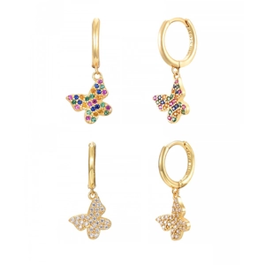 Vue macro détaillée des boucles d'oreilles papillon Ag925 avec cristaux colorés et blancs