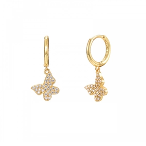 Gros plan de boucles d'oreilles papillon dorées montrant le poinçon S925 et zircons