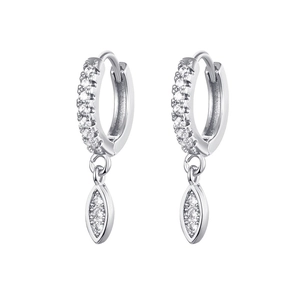 Dettaglio di orecchini a cerchio in argento con pendenti marquise e pietre di zircone