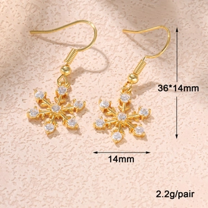 Luxuriöse goldene Schneeflocken Ohrringe mit funkelnden Kristallen für einen edlen Look