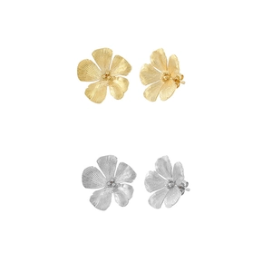 Auffällige Blumenohrringe in Gold und Silber mit gebürsteter Textur im Leo-Look Design