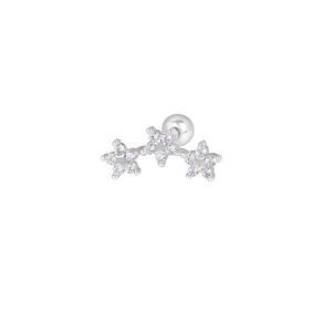 Detalle de pendientes de triple estrella de plata con circonitas rosas y cierre de rosca