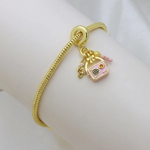 Bracelet chaîne serpent dorée avec breloque radio rose et pendentif note de musique