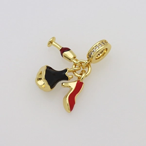 Détail du pendentif avec bouteille de vin, chaussure à talon rouge et robe noire chic