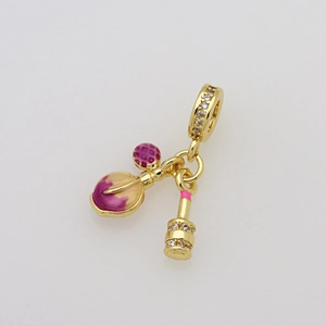 Pendentif doré avec fleur en émail violet et cristaux blancs étincelants