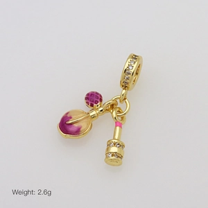 Détail d'un pendentif fleur doré avec émail rose et accents de cristaux étincelants