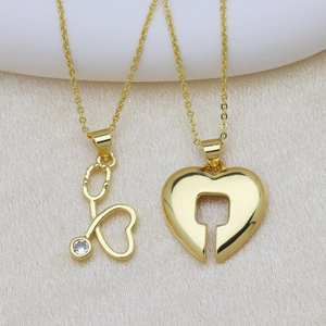Collares con colgante de corazón y estetoscopio bañados en oro de 18K con circonitas