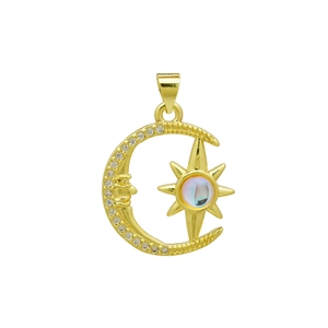 Colgante celestial dorado con luna, estrella, circonitas brillantes y gema opalescente