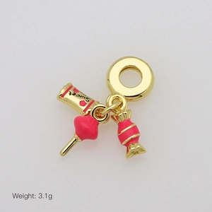 Détail des breloques bonbons dorées avec émail rose et gravure Sweet pour les bracelets