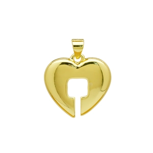 Detalle del colgante de corazón chapado en oro de 18K con diseño hueco y acabado pulido
