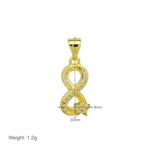 Detalle del colgante infinito de oro de 18K con circonitas, medidas 23x8mm